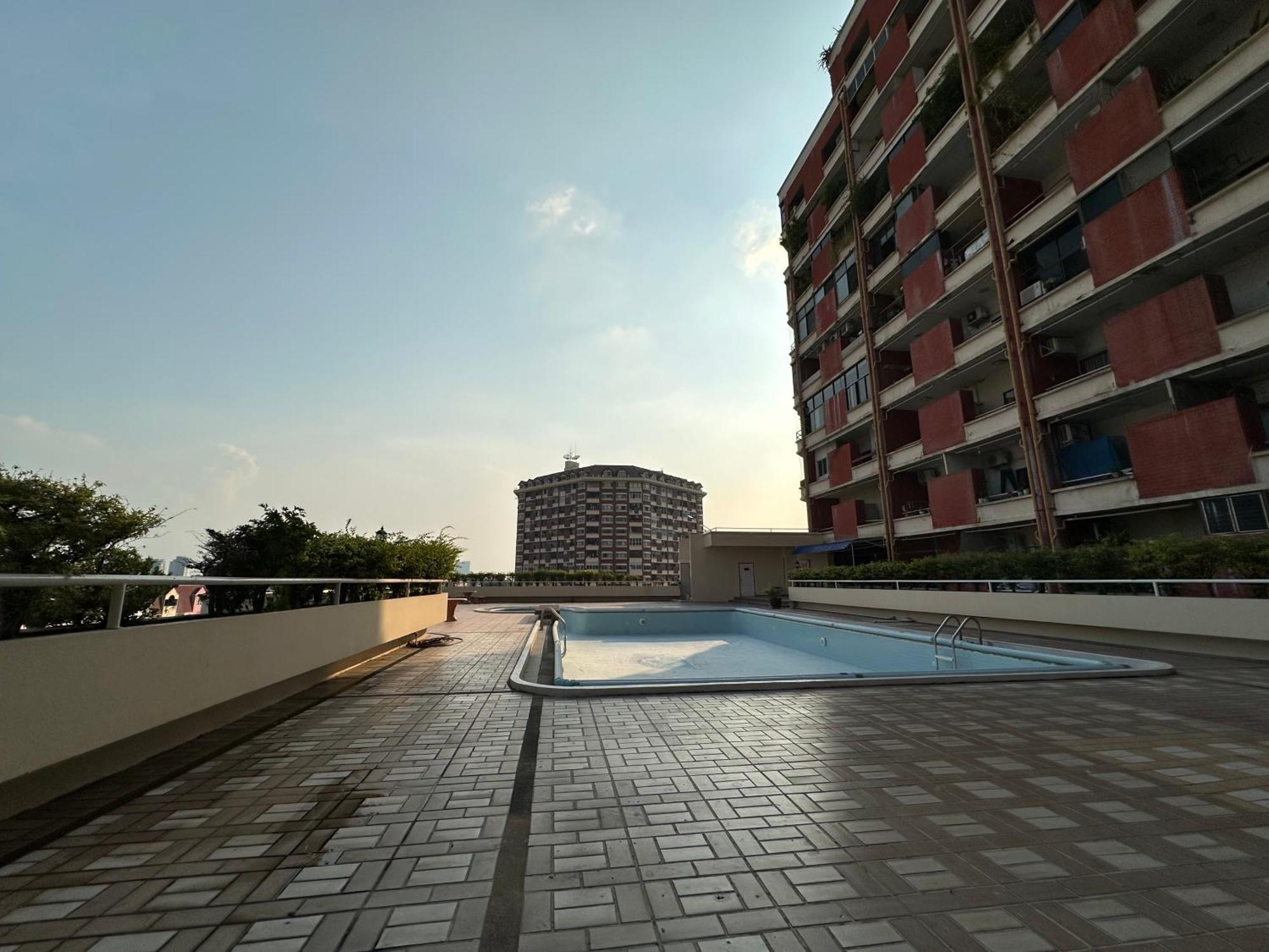 Country Complex Bangna Aparthotel Bangkok Luaran gambar